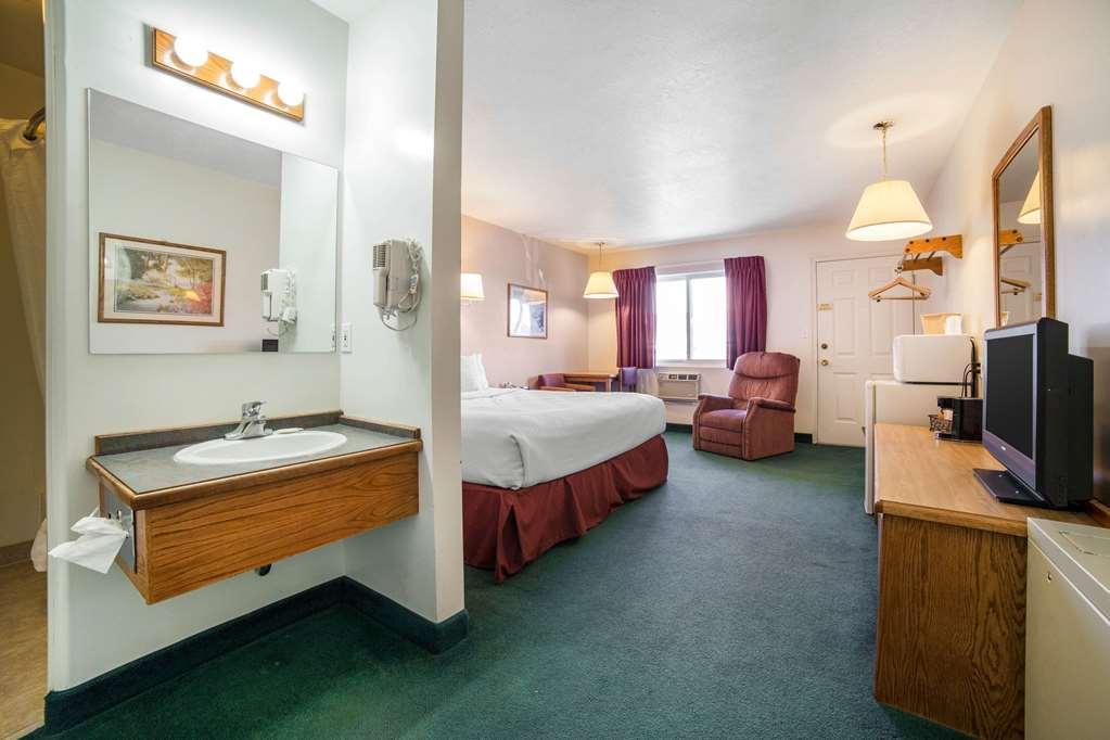 Rodeway Inn Whitehall Room photo
