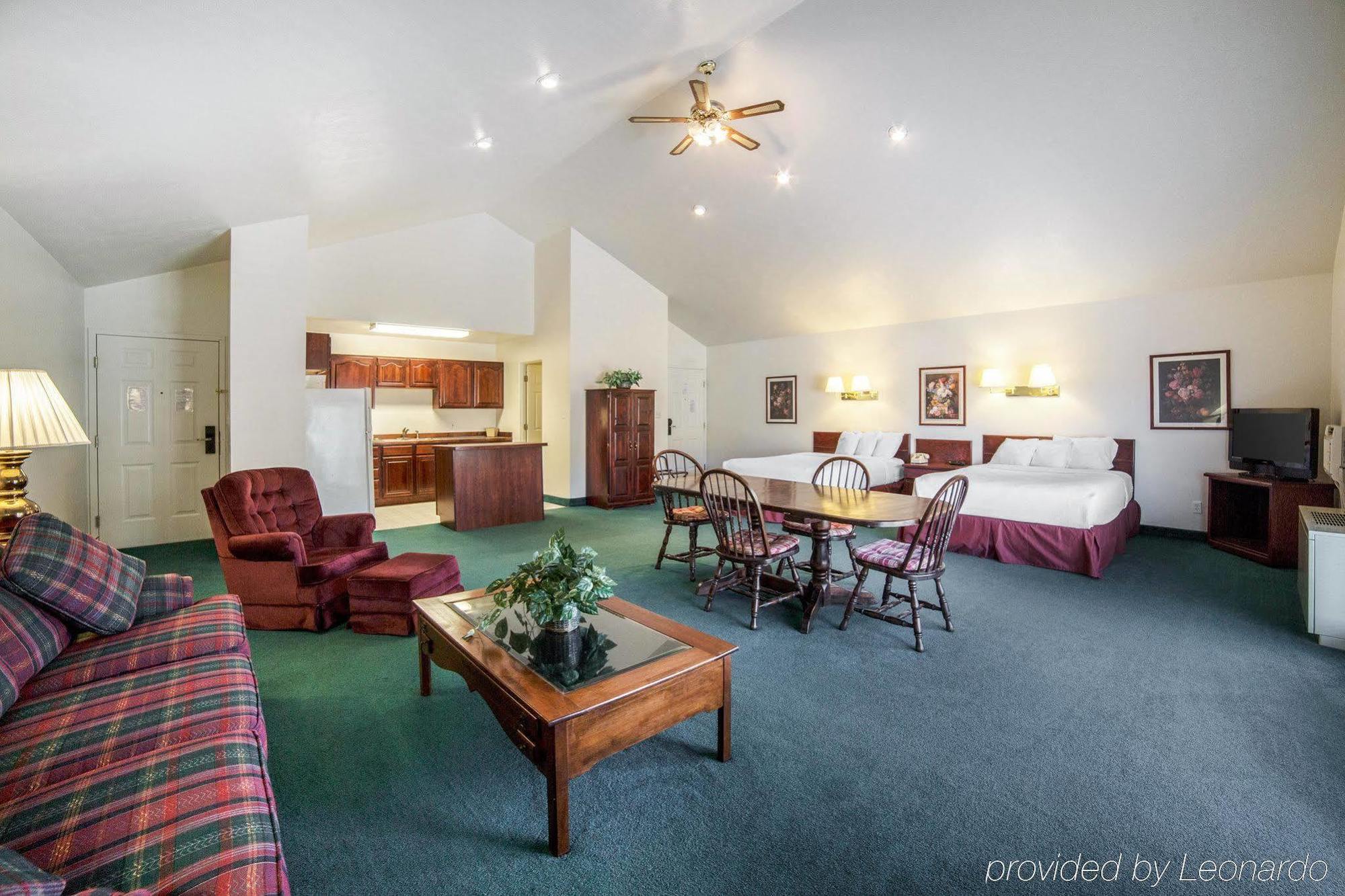 Rodeway Inn Whitehall Exterior photo